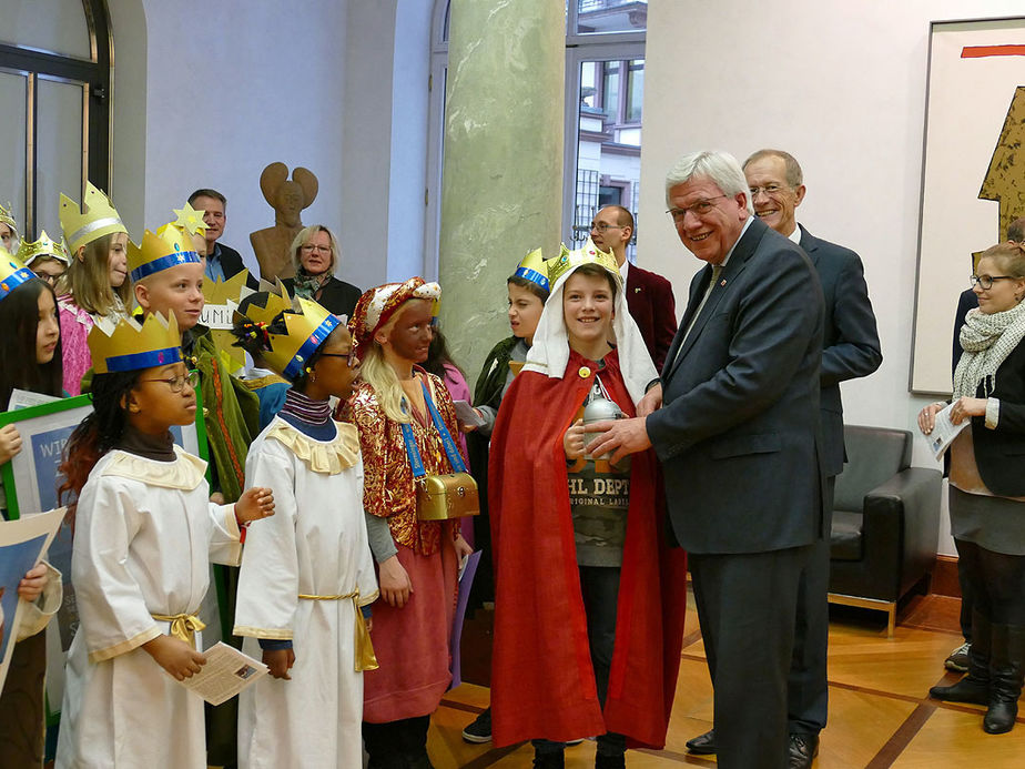 Naumburger Sternsinger zu Besuch beim Hessischen Ministerpräsidenten Volker Bouffier (Foto: Karl-Franz Thiede)